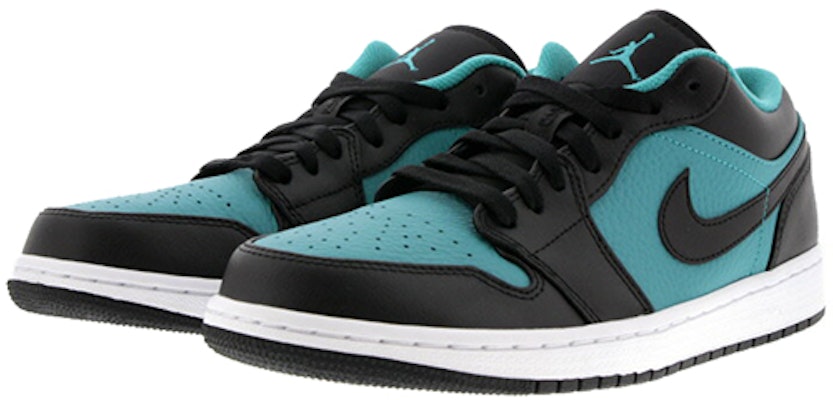 Air Jordan 1 Retro Low 'Hitam Biru' 553558-026 Lookbook Air Jordan 1 Retro Low 'Hitam Biru' 553558-026