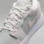 Sizing Air Jordan 1 Low SE 白色/珍珠灰/浅烟灰 IO2060-100
