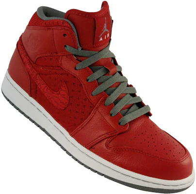 Air Jordan 1 Phat 'Merah Varsity' 364770-602 Lookbook Air Jordan 1 Phat 'Merah Varsity' 364770-602