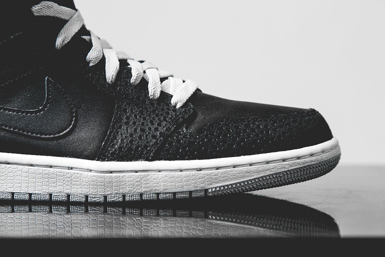 Order Air Jordan 1 Retro 86 'Pure Platinum' Sepatu Sneakers 644490-010