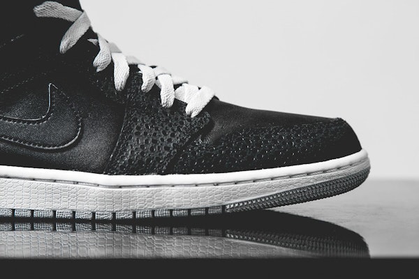 Air Jordan 1 Retro 86 'Pure Platinum' Sepatu Sneakers 644490-010 Order Air Jordan 1 Retro 86 'Pure Platinum' Sepatu Sneakers 644490-010