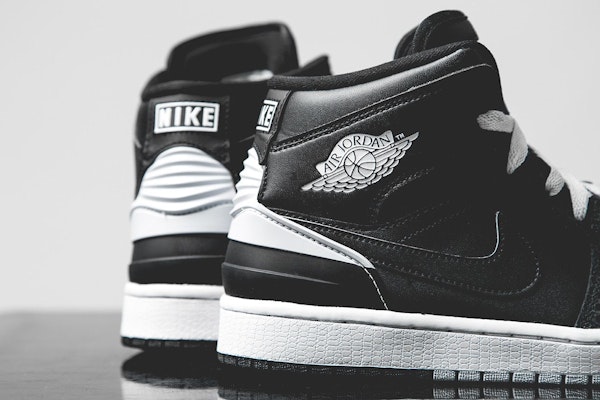 Air Jordan 1 Retro 86 'Pure Platinum' Sepatu Sneakers 644490-010 Lookbook Air Jordan 1 Retro 86 'Pure Platinum' Sepatu Sneakers 644490-010