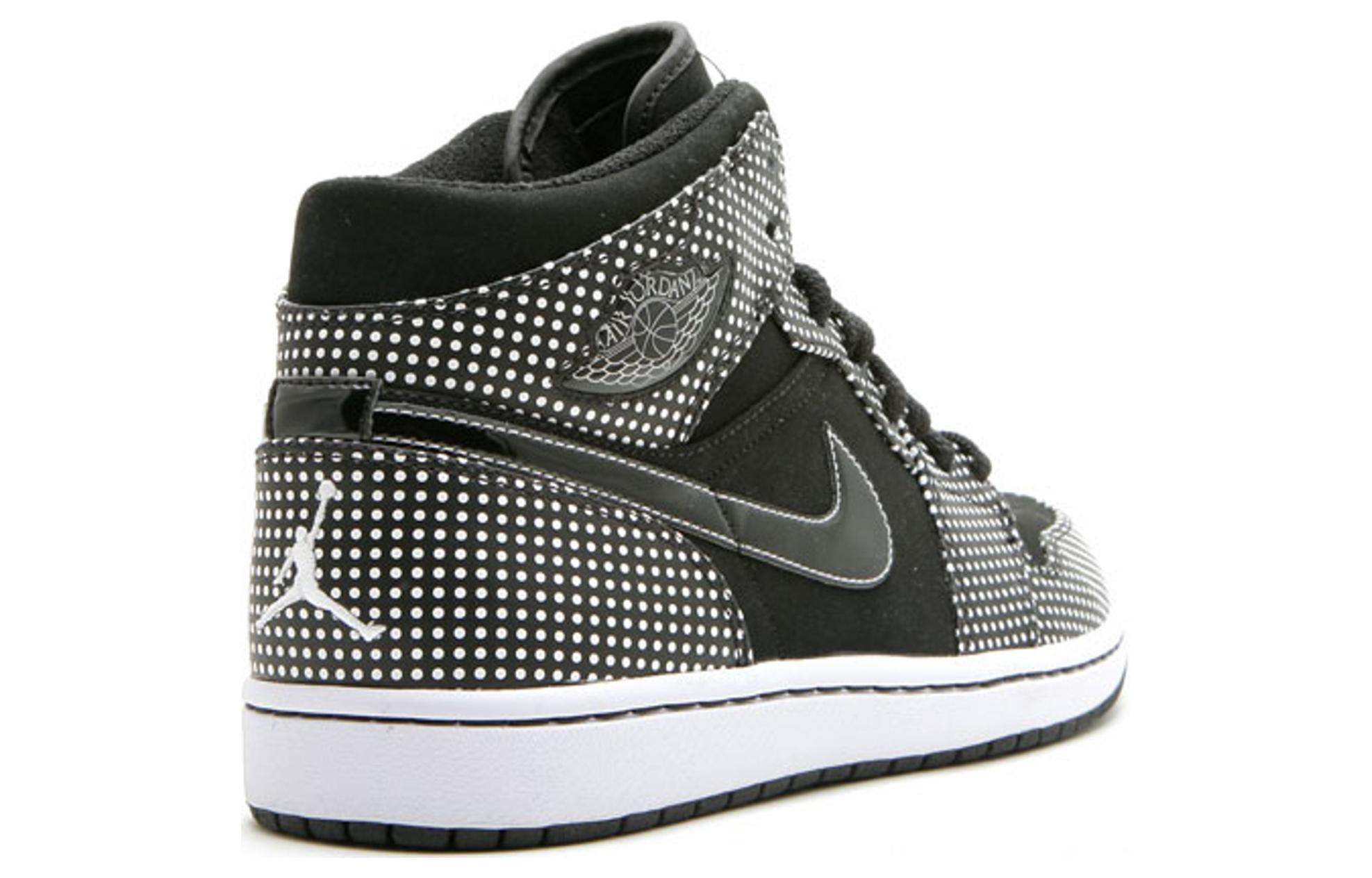 Shop Air Jordan 1 復刻版‘黑白’ 136065-011