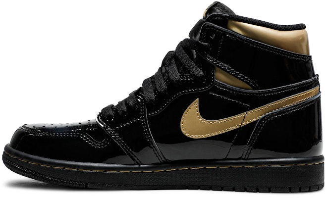 Air Jordan 1 Retro High OG 'Hitam Emas Metalik' 2020 555088-032 Lookbook Air Jordan 1 Retro High OG 'Hitam Emas Metalik' 2020 555088-032