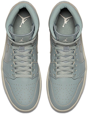Air Jordan 1 Retro High PRM 'Mica Green' Model Indonesia AA3993-333 Lookbook Air Jordan 1 Retro High PRM 'Mica Green' Model Indonesia AA3993-333