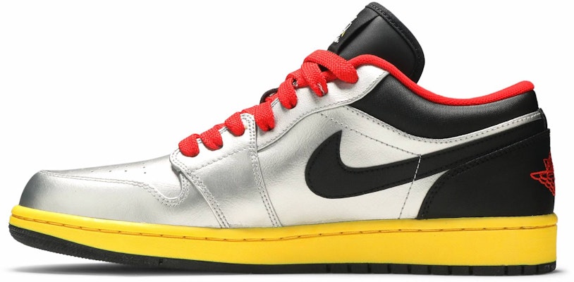 Air Jordan 1 Retro Low 'Perak Hitam Kuning' 553558-023 Lookbook Air Jordan 1 Retro Low 'Perak Hitam Kuning' 553558-023