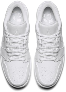 Air Jordan 1 Retro Low 'Putih Perak Metalik' 553558-105 Lookbook Air Jordan 1 Retro Low 'Putih Perak Metalik' 553558-105