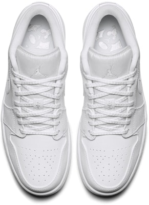 Air Jordan 1 Retro Low 'Putih Perak Metalik' 553558-105 Lookbook Air Jordan 1 Retro Low 'Putih Perak Metalik' 553558-105