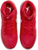 Air Jordan 1 Retro MCS 'Universitas Merah' AV5354-601 Lookbook Air Jordan 1 Retro MCS 'Universitas Merah' AV5354-601