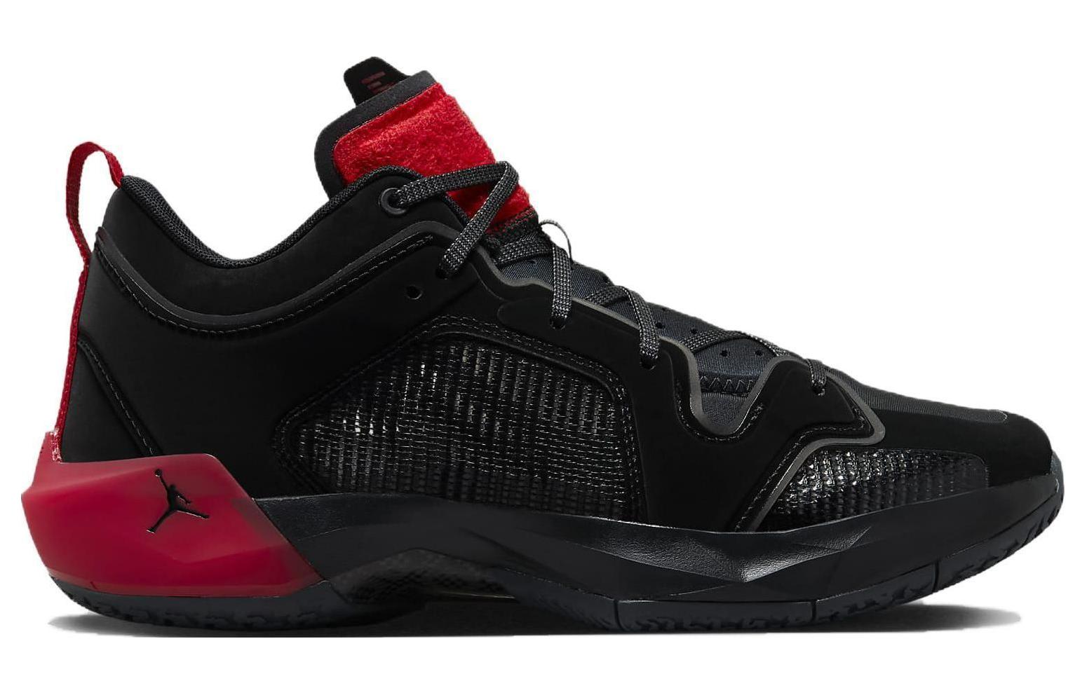 Lookbook Air Jordan 37 Low PF 'Hitam/Merah Universitas/Abu Tua/Emas Metalik' DQ4123-007