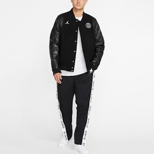 Chaqueta Varsity Negra Air Jordan x PSG Paris Saint-Germain. BQ8363-010 Lookbook Chaqueta Varsity Negra Air Jordan x PSG Paris Saint-Germain. BQ8363-010