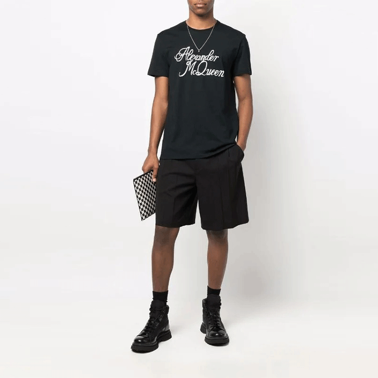 Lookbook 알렉산더 맥퀸 블랙 로고 프린트 크루넥 티셔츠. 687714-QSZ86-0901