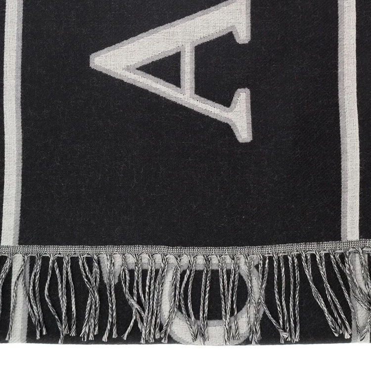 Shop Alexander McQueen 黑色印字流蘇羊毛圍巾 7554244200Q1078
