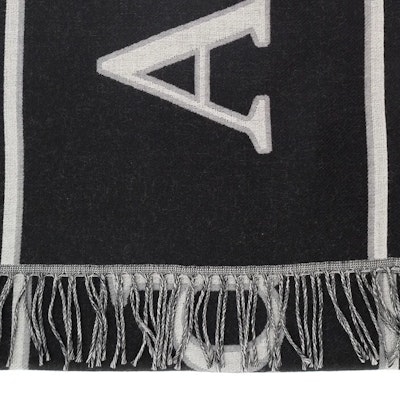 Alexander McQueen 黑色印字流蘇羊毛圍巾 7554244200Q1078 Shop Alexander McQueen 黑色印字流蘇羊毛圍巾 7554244200Q1078