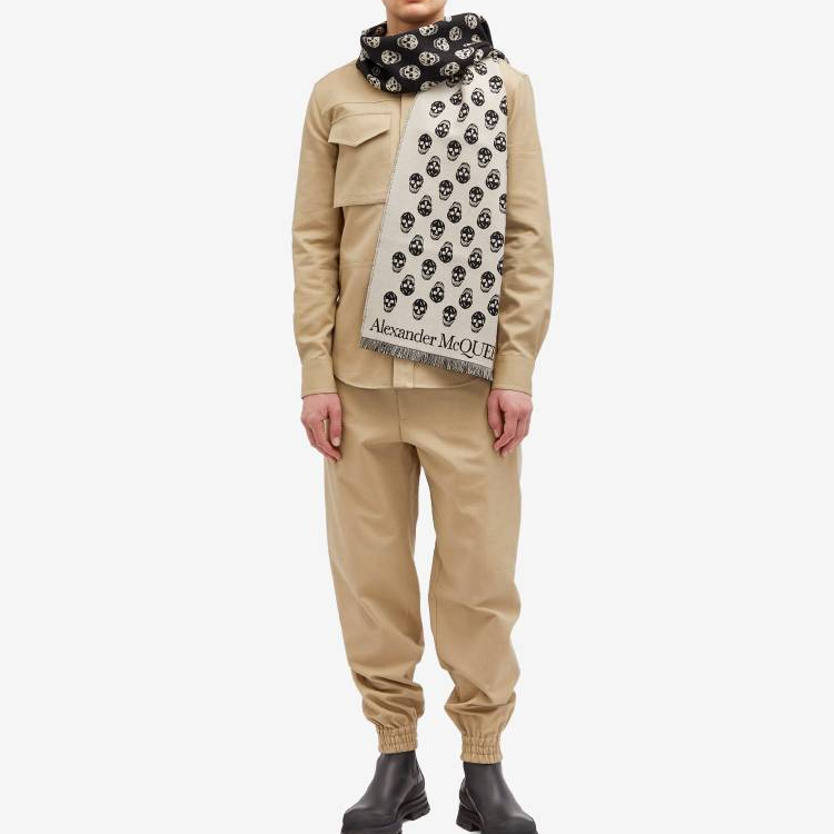 Shop アレキサンダーマックイーン 両面スカルウールスカーフ ブラック 6244254226Q9960