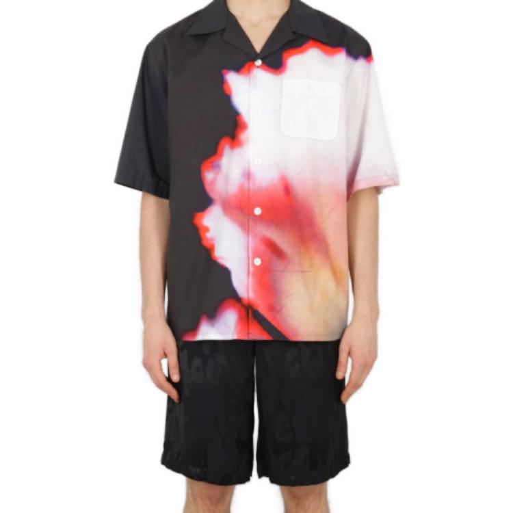 Shop Alexander McQueen  Loose Fit Button Straight Casual Shorts. 750148-QVP30-1010