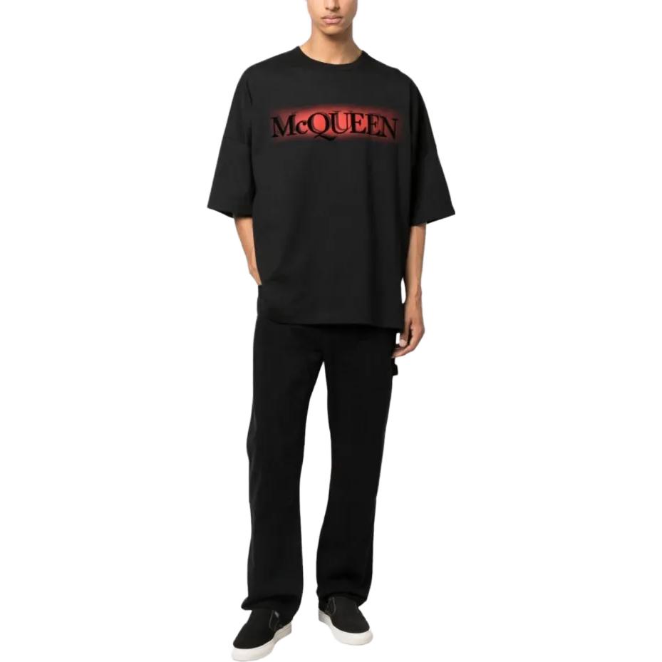 Alexander McQueen  Oversized Letter Print Crewneck T-Shirt Black. 750659-QVZ10-0901 圖 3