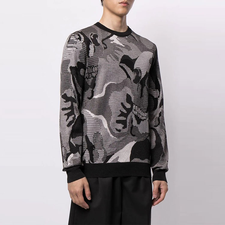 Shop Alexander McQueen 抽象印花灰色長袖運動衫 651185-Q1XAZ-5779