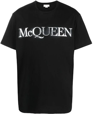 Alexander McQueen Kaos Crewneck Pria Hitam dengan Logo Cetak. 727266-QUZ08-0901 Order Alexander McQueen Kaos Crewneck Pria Hitam dengan Logo Cetak. 727266-QUZ08-0901