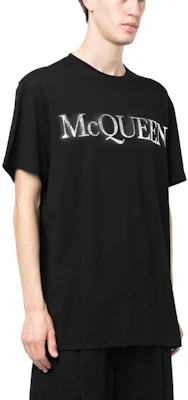 Alexander McQueen Kaos Crewneck Pria Hitam dengan Logo Cetak. 727266-QUZ08-0901 Purchase Alexander McQueen Kaos Crewneck Pria Hitam dengan Logo Cetak. 727266-QUZ08-0901