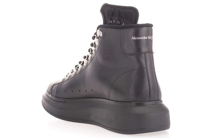 Shop Alexander McQueen Sepatu Boot Kulit Anak Sapi 'Black' 604247WHRWA1000