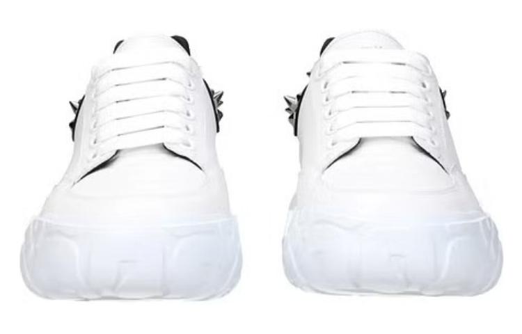 Purchase Alexander McQueen Court Trainer ''Borchiato - Bianco Nero'' 705808WICD59089