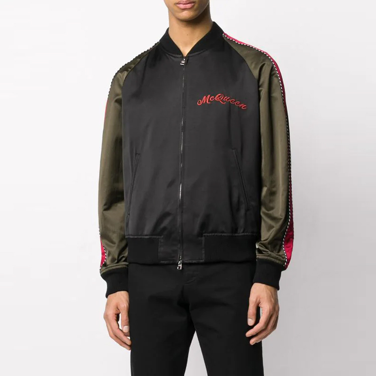 Lookbook Chaqueta Bomber Negra Alexander McQueen Bordada con Dragón 608719-QOR94-1000