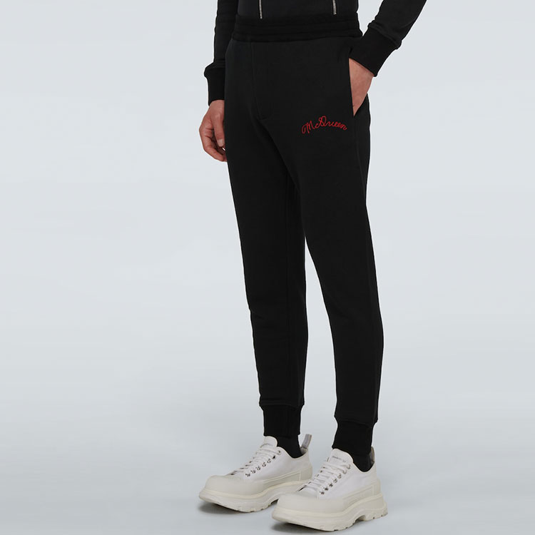 Shop 알렉산더 맥퀸 FW21 자수 코튼 조거 스웻팬츠 블랙 599618-QRX82-1000