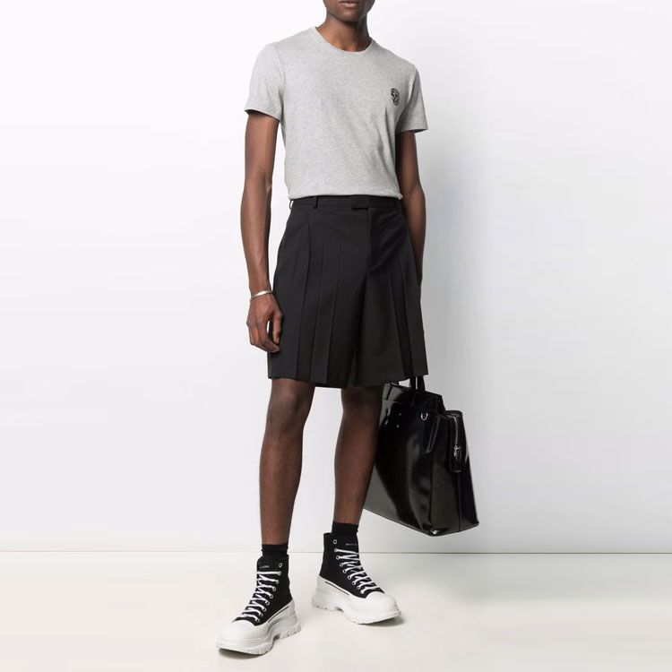 Lookbook 알렉산더 맥퀸 FW21 그레이 스컬 아플리케 크루넥 티셔츠. 662486-QRX04-1401