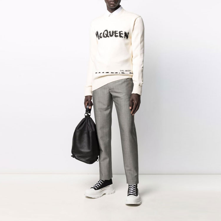 Lookbook 알렉산더 맥퀸 FW21 로고 프린트 크루넥 스웨터 화이트 626454-Q1WZL-9227