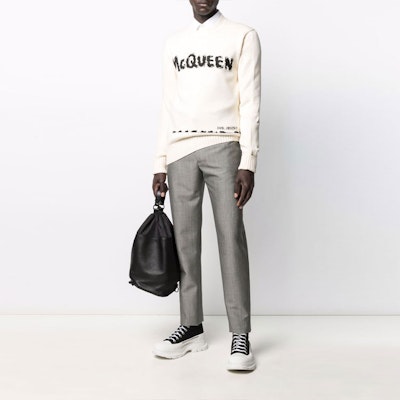 알렉산더 맥퀸 FW21 로고 프린트 크루넥 스웨터 화이트 626454-Q1WZL-9227 Lookbook 알렉산더 맥퀸 FW21 로고 프린트 크루넥 스웨터 화이트 626454-Q1WZL-9227