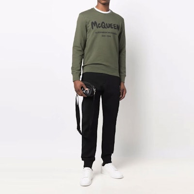 알렉산더 맥퀸 FW21 로고 프린트 그린 맨즈 크루넥 스웻셔츠. 688713-QSZ81-0904 Lookbook 알렉산더 맥퀸 FW21 로고 프린트 그린 맨즈 크루넥 스웻셔츠. 688713-QSZ81-0904