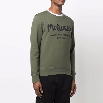 알렉산더 맥퀸 FW21 로고 프린트 그린 맨즈 크루넥 스웻셔츠. 688713-QSZ81-0904 Purchase 알렉산더 맥퀸 FW21 로고 프린트 그린 맨즈 크루넥 스웻셔츠. 688713-QSZ81-0904