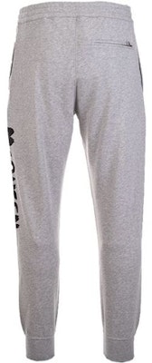 アレキサンダー・マックイーン FW21 ロゴプリント ジョガーニットパンツ グレー ホワイト 662580QRZ710902 Lookbook アレキサンダー・マックイーン FW21 ロゴプリント ジョガーニットパンツ グレー ホワイト 662580QRZ710902