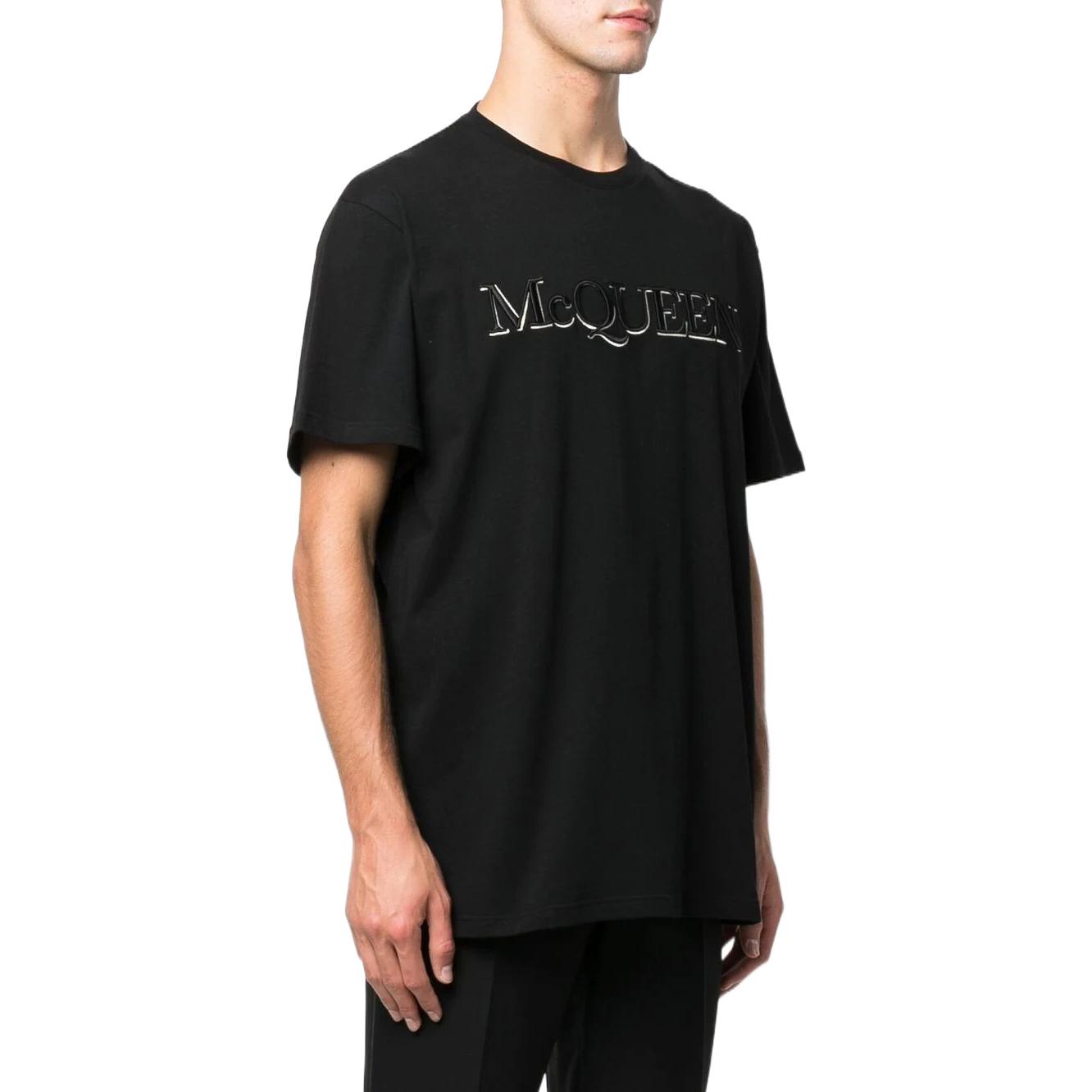 Shop Alexander McQueen Baju-T Hitam Logo Cetak Lengan Pendek FW22 649876-QTZ56-0901