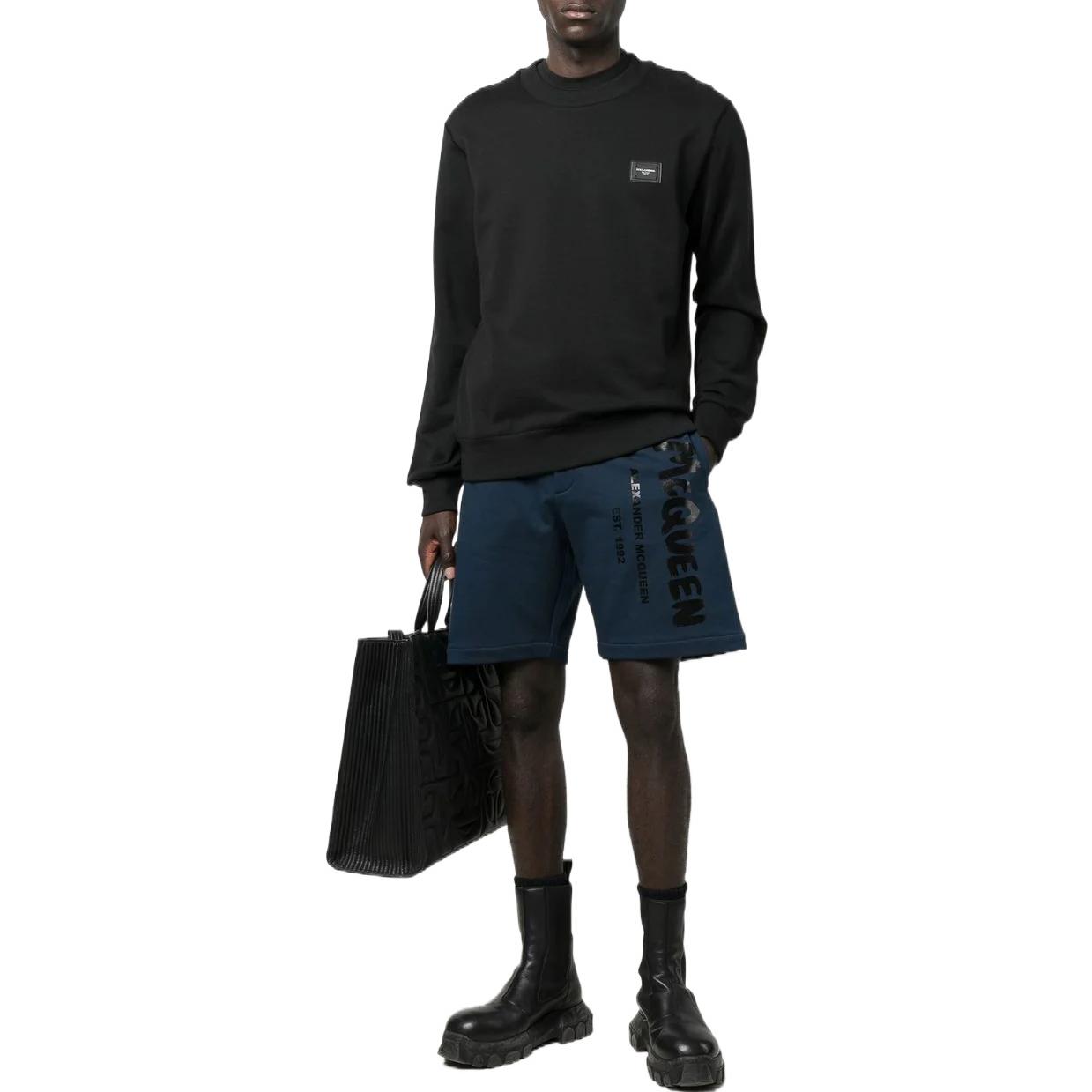 Lookbook 알렉산더 맥퀸 FW22 로고 프린트 밴딩 반바지 라이트 블루 688717-QTZ81-0903