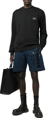 알렉산더 맥퀸 FW22 로고 프린트 밴딩 반바지 라이트 블루 688717-QTZ81-0903 Lookbook 알렉산더 맥퀸 FW22 로고 프린트 밴딩 반바지 라이트 블루 688717-QTZ81-0903