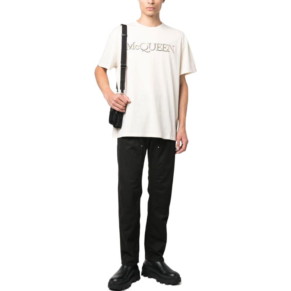 Lookbook 알렉산더 맥퀸 FW22 로고 자수 크루넥 티셔츠 베이지 649876-QUZ56-0906