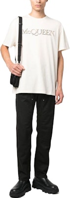 알렉산더 맥퀸 FW22 로고 자수 크루넥 티셔츠 베이지 649876-QUZ56-0906 Lookbook 알렉산더 맥퀸 FW22 로고 자수 크루넥 티셔츠 베이지 649876-QUZ56-0906