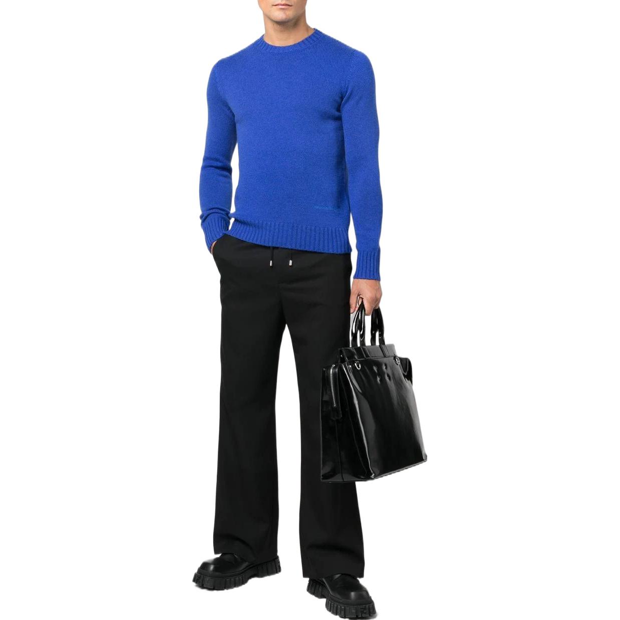 Lookbook 알렉산더 맥퀸 FW22 로고 자수 크루넥 스웨터 남성 블루. 712800Q1XFI-BLU