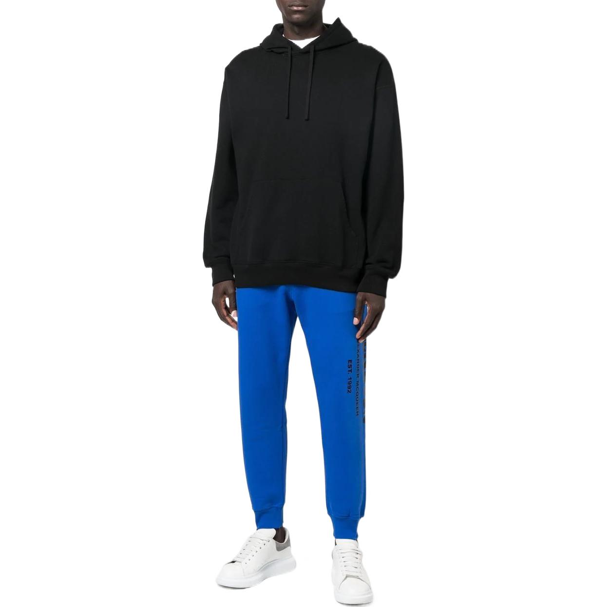 Lookbook Alexander McQueen FW22 Seluar Jogger Logo Lelaki Biru Diraja. 688714-QTZ81-0923