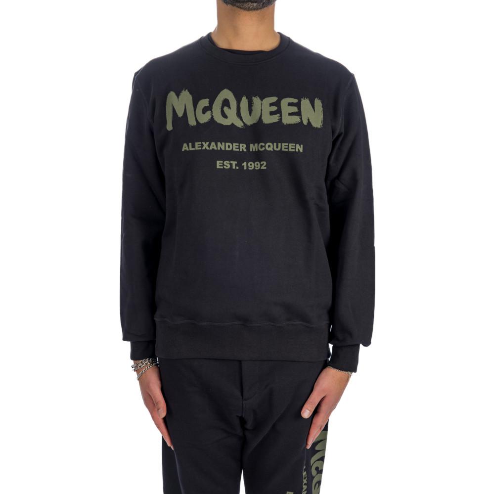 Shop 알렉산더 맥퀸 FW23 레터 프린트 크루넥 스웨트셔츠 블랙 688713-QTAAB-0519