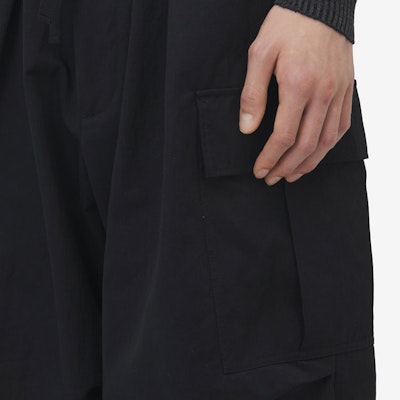 アレキサンダー・マックイーン FW24 ブラック ワイドレッグ カーゴパンツ ジップポケット付き 801284-QSAA9-1000 Sizing アレキサンダー・マックイーン FW24 ブラック ワイドレッグ カーゴパンツ ジップポケット付き 801284-QSAA9-1000