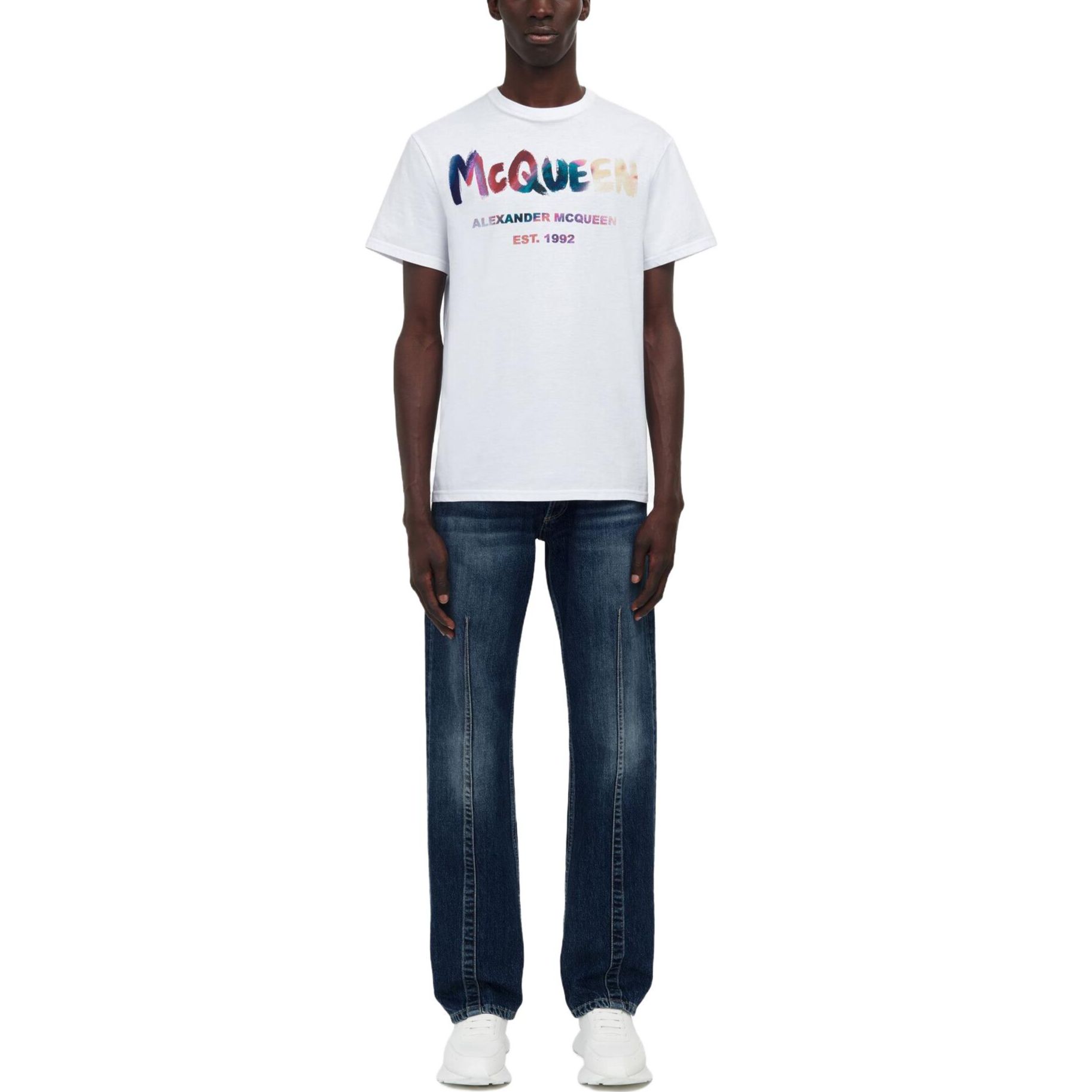 Lookbook 알렉산더 맥퀸 그라데이션 로고 프린트 크루넥 티셔츠 화이트 750667-QVZ14-0900