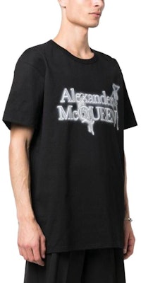 Alexander McQueen Baju T Hitam Cetakan Huruf Lengan Pendek Crewneck 750656-QVZ07-0901 Details for Alexander McQueen Baju T Hitam Cetakan Huruf Lengan Pendek Crewneck 750656-QVZ07-0901