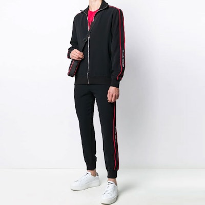 Alexander McQueen Jaket Lengan Panjang Logo Zipper - Hitam 625377-QPR38-1000 Lookbook Alexander McQueen Jaket Lengan Panjang Logo Zipper - Hitam 625377-QPR38-1000