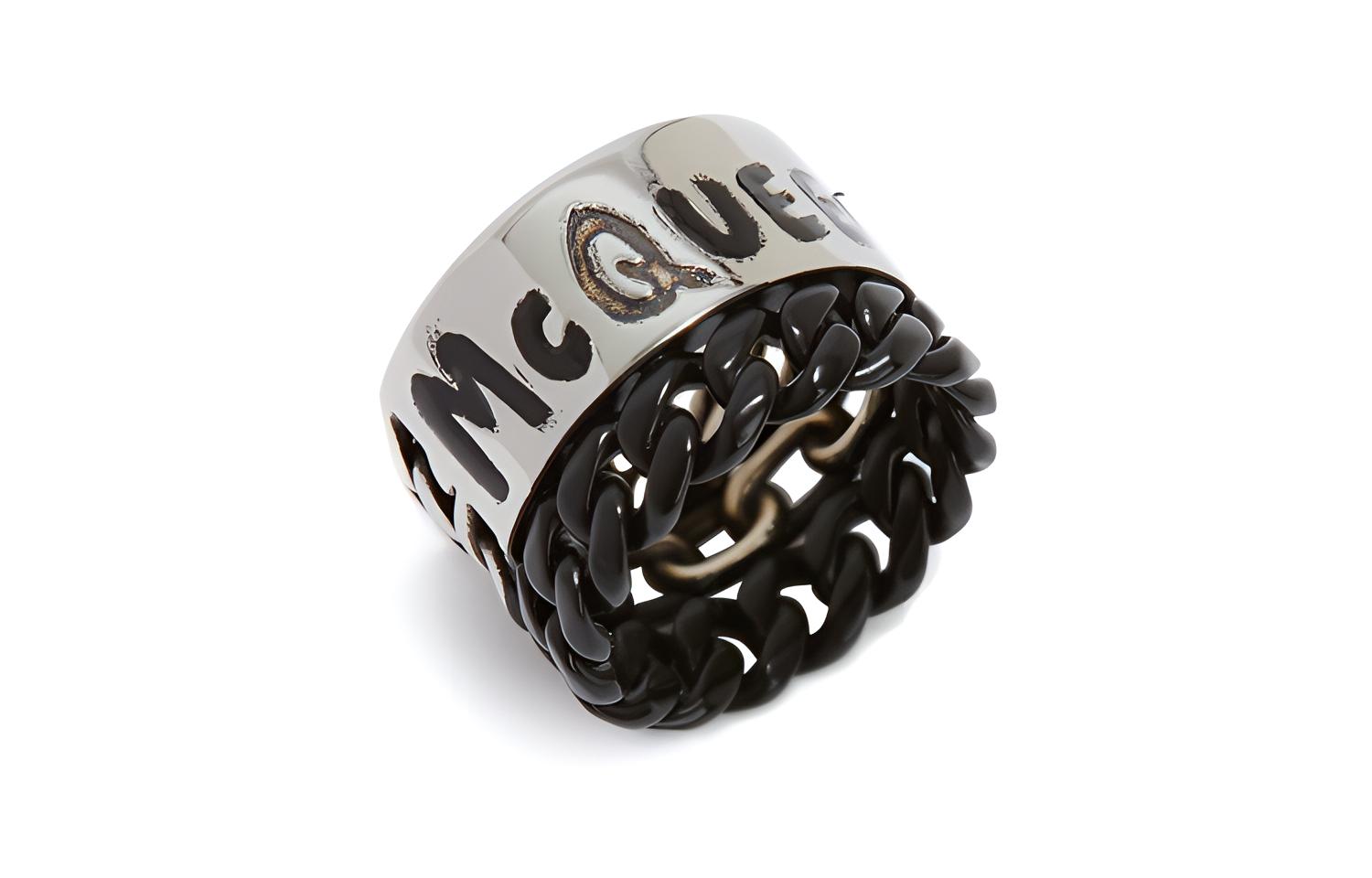 Alexander McQueen Metal Letter Graffiti Chain Ring in Antique Silver. 663855IAG2Y1060