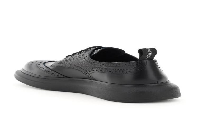 Buy 알렉산더 맥퀸 오버사이즈 스니커즈 (블랙) 212527LSR000002_1000