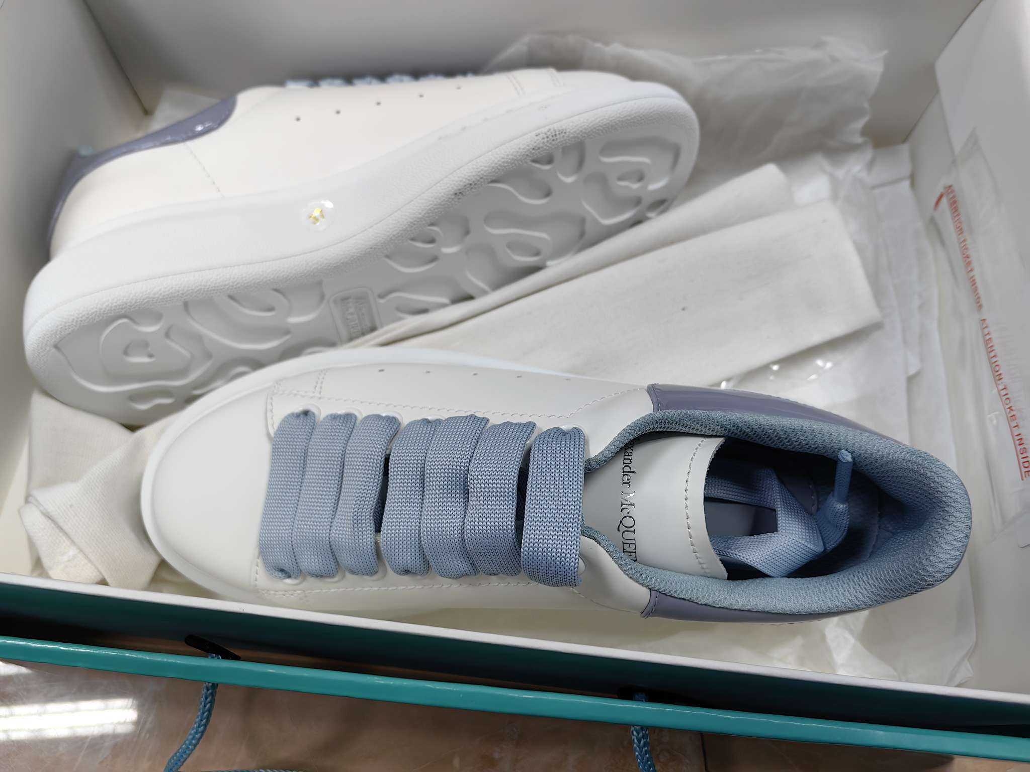 Buy アレキサンダー・マックイーン オーバーサイズスニーカー 青白パテント JCMQ901232A