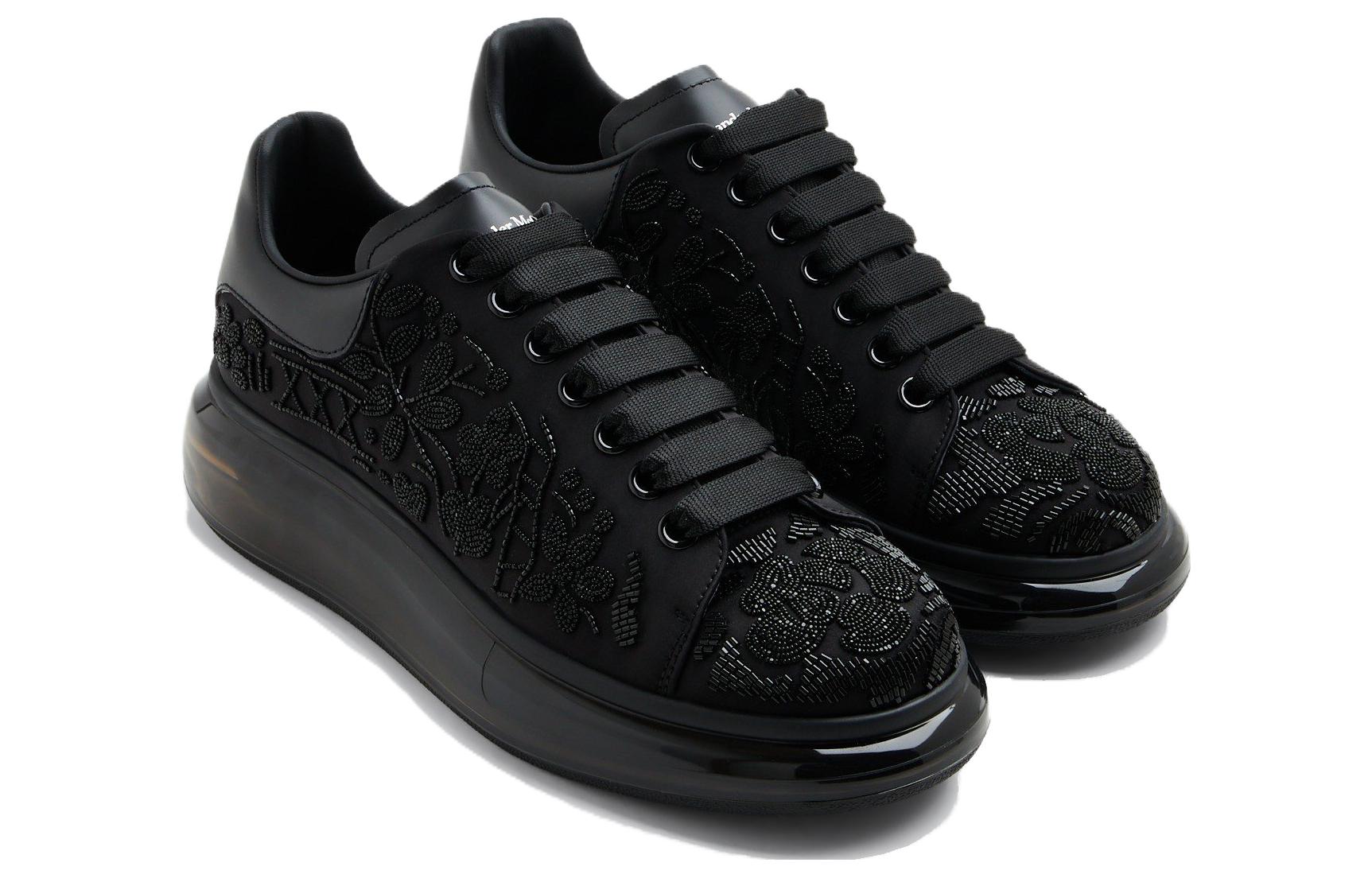 Shop 알렉산더 맥퀸 오버사이즈 스니커즈 '보태니컬 비즈 자수 - 블랙' 730080W4TL91073